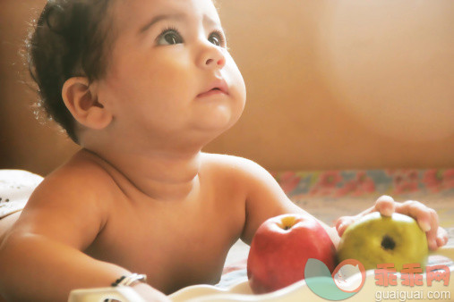 人,干净,甜食,生活方式,毛巾_511775333_Baby Eating Fruits_创意图片_Getty Images China