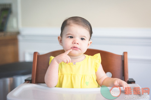 人,婴儿服装,室内,白人,吃_gic18532500_Baby thinking at the dinner table_创意图片_Getty Images China