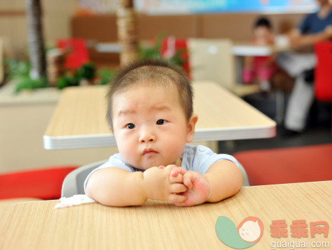 人,桌子,生活方式,室内,人的头部_471341309_Baby boy at the restaurant Table_创意图片_Getty Images China