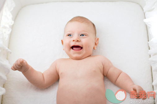 人,2到5个月,室内,快乐,白人_158724706_Baby smiling in cot_创意图片_Getty Images China