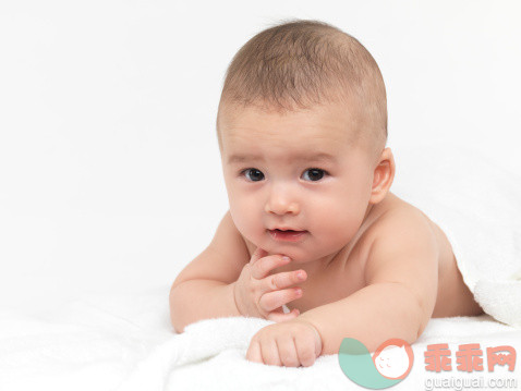 明亮,人,床,2到5个月,影棚拍摄_126154220_Portrait of a four month old baby boy looking at the camera. Isolated on white background._创意图片_Getty Images China