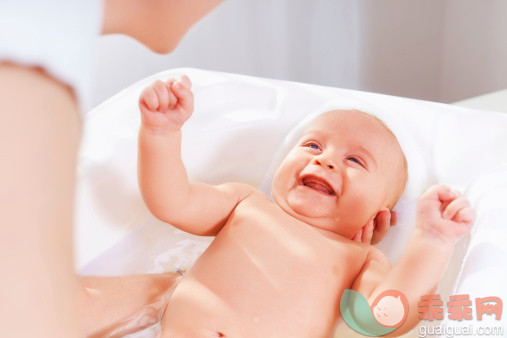 人,生活方式,健康保健,室内,住宅房间_165781404_Baby bathing_创意图片_Getty Images China