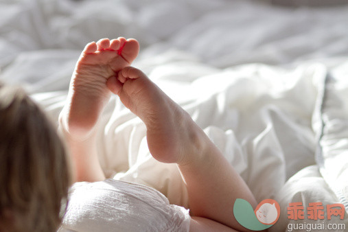 人,婴儿服装,床,室内,金色头发_143401825_Toddler morning_创意图片_Getty Images China