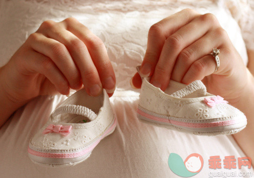 人,鞋子,室内,中间部分,25岁到29岁_158548250_Baby Shoes_创意图片_Getty Images China