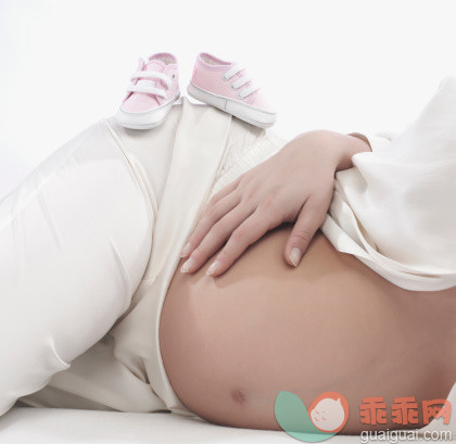人,从容态度,人生大事,度假,影棚拍摄_482144447_Caucasian woman holding pregnant belly_创意图片_Getty Images China