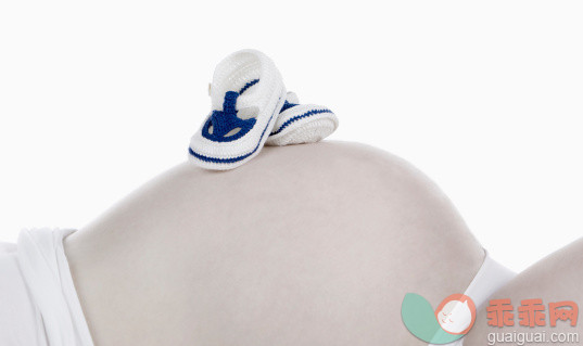 人,半装,鞋子,影棚拍摄,中间部分_116363475_Studio shot of pregnant woman_创意图片_Getty Images China