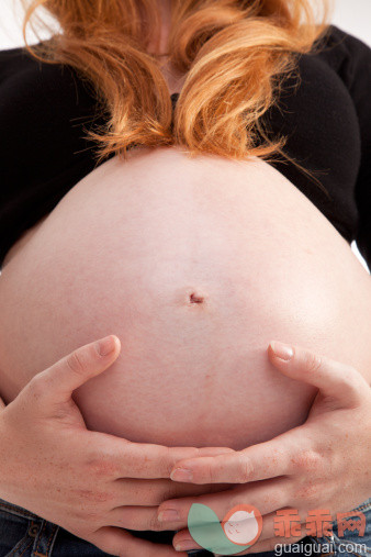 白色,巨大的,人,休闲装,牛仔裤_157684288_Pregnant woman holding her belly_创意图片_Getty Images China