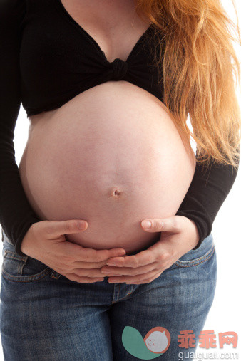 白色,巨大的,人,休闲装,牛仔裤_157681900_Pregnant woman holding her belly_创意图片_Getty Images China