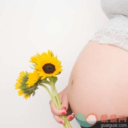 主题,环境,自然,概念,人生大事_77817045_Pregnant woman holding sunflowers_创意图片_Getty Images China