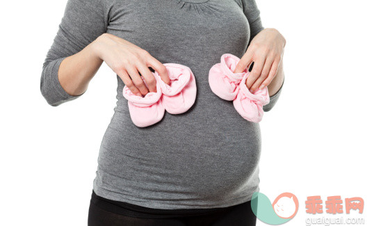 人,正装鞋,生活方式,快乐,棕色头发_168623934_Pregnant woman holding baby booties_创意图片_Getty Images China