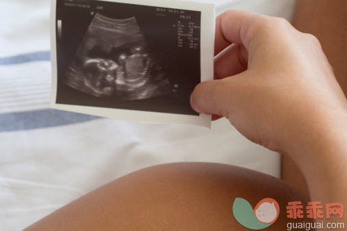 人,室内,中间部分,25岁到29岁,手_137083804_Pregnant woman holding ultrasound, cropped_创意图片_Getty Images China