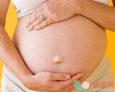 人,人生大事,影棚拍摄,中间部分,手_80357334_Pregnant woman with hands on belly_创意图片_Getty Images China