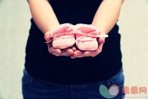 人,休闲装,鞋子,影棚拍摄,中间部分_121147742_Close up of baby shoes in hand_创意图片_Getty Images China