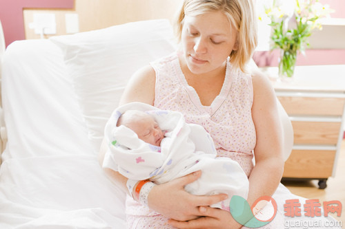 人,床,室内,25岁到29岁,深情的_gic17309250_Mother and newborn baby_创意图片_Getty Images China