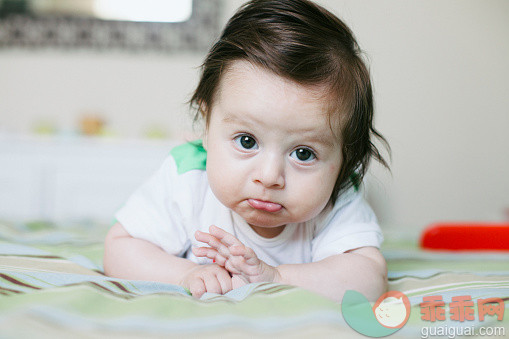 床,室内,褐色眼睛,黑发,卧室_568506997_Disappointed toddler_创意图片_Getty Images China