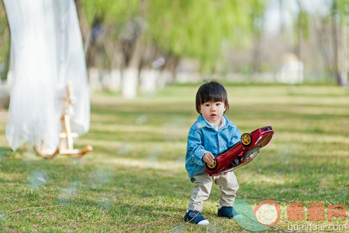 黑发,短发,微笑,树,草_1cc97da30_Toddler boy playing in grassy field_创意图片_Getty Images China