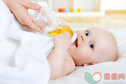 人,饮料,食品,瓶子,生活方式_163851927_baby boy_创意图片_Getty Images China