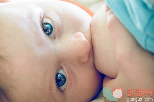 美,美女,可爱的,家庭,母亲_gic16270476_Baby with blue eyes drinking milk_创意图片_Getty Images China