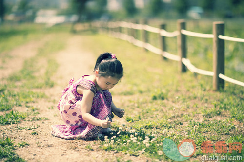 可爱的,花,摄影,_gic16271441_Flower and Girl_创意图片_Getty Images China