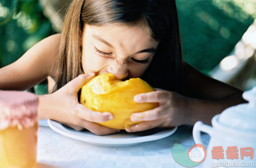 饮食,健康食物,主题,概念,构图_200571387-005_Girl (8-9) eating mango_创意图片_Getty Images China