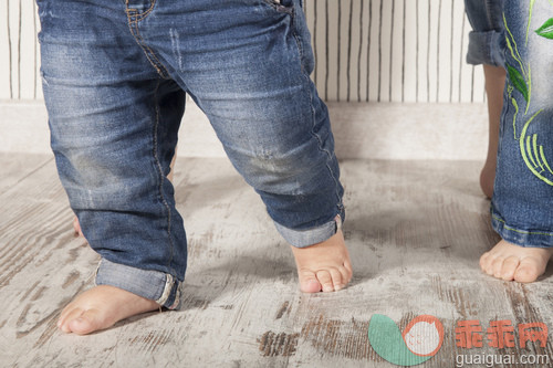 美,可爱的,家庭,母亲,表现积极_gic16304637_family barefoot_创意图片_Getty Images China