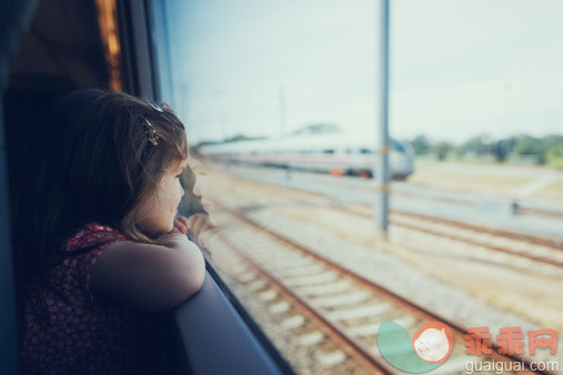 人,运输,棕色头发,乘客,窗户_150484569_Girl looking through window in the train_创意图片_Getty Images China