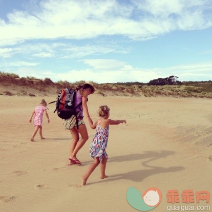 人,休闲装,帽子,自然,度假_169689838_Adult and child walking hand in hand along beach_创意图片_Getty Images China