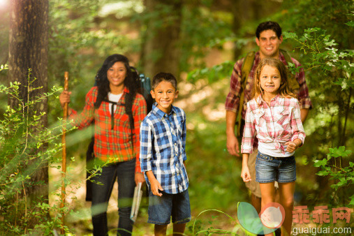 人,生活方式,自然,度假,旅游目的地_508904915_Multi-ethnic family hiking, backpacking outdoors in national park area._创意图片_Getty Images China