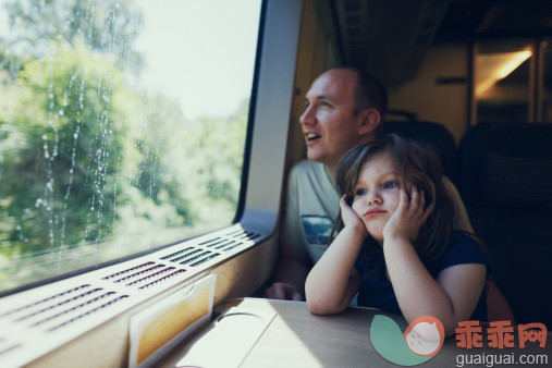 人,运输,35岁到39岁,乘客,窗户_150484568_Father and daughter in the train_创意图片_Getty Images China