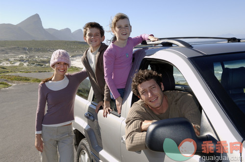 人,度假,户外,30岁到34岁,35岁到39岁_gic18540458_Family leaning out of car_创意图片_Getty Images China