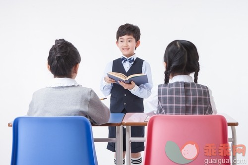 白色背景,人,亚洲人,室内,可爱的_gic12817176_three young students sitting in class_创意图片_Getty Images China