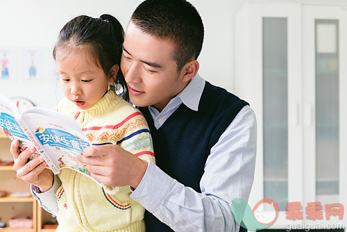 东亚人,白昼,室内,教育,教室_1c05bccf7_Kindergarten teacher and girl reading_创意图片_Getty Images China