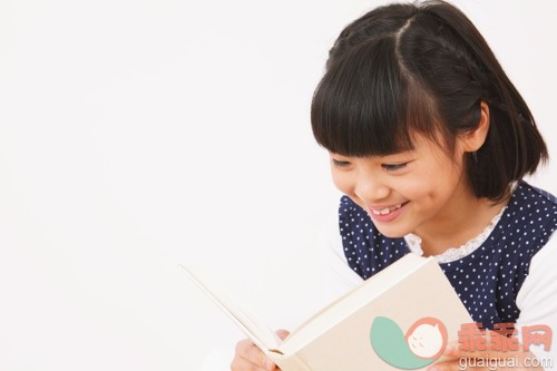 书,拿着,读书,影棚拍摄,白色背景_gic7152208_Girl Reading a Book_创意图片_Getty Images China