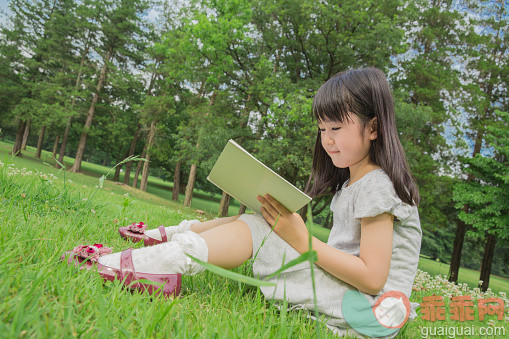 田地,公园,人,生活方式,自然_557043701_Japanese kid sitting on grass with a book in a park_创意图片_Getty Images China