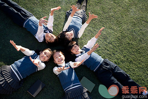 庭院,小学生,可爱的,户外,人_gic4386640_小学生躺在草地上_创意图片_Getty Images China