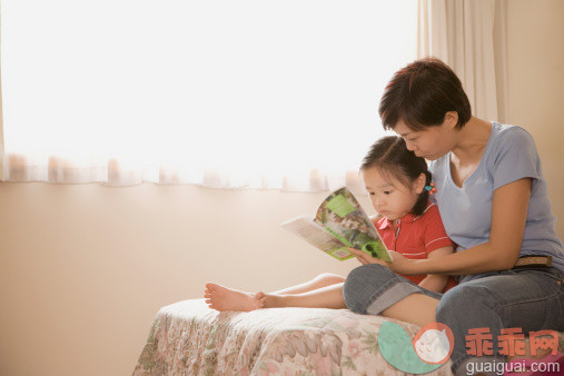 人,休闲装,床,窗帘,牛仔裤_83996509_Side profile of a mid adult woman and her daughter reading a book_创意图片_Getty Images China