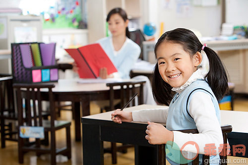 教育,小学生,教室,小学,室内_gic4386590_老师和小学生在课堂_创意图片_Getty Images China