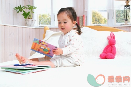 床,书,窗帘,可爱的,家具_gic7122877_Girl reading a book in bed_创意图片_Getty Images China