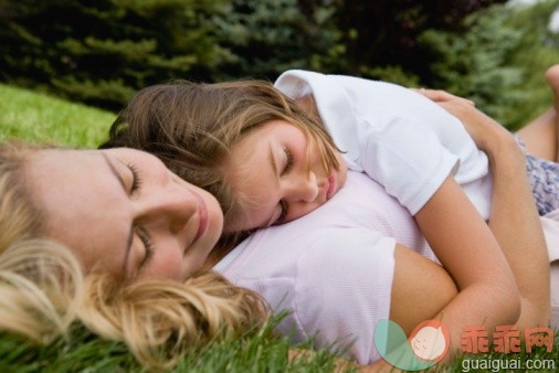 人,休闲装,户外,40到44岁,爱的_86526327_Mother and daughter resting_创意图片_Getty Images China