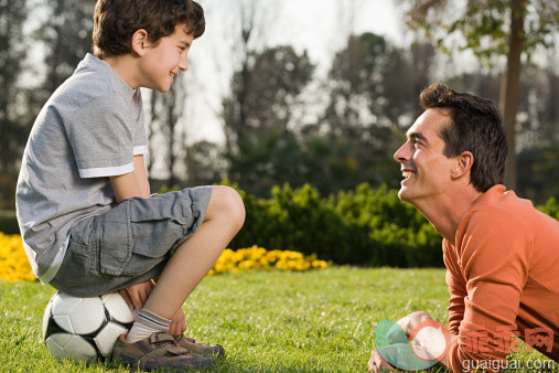 橄榄球,人,户外,白人,坐_79321369_Boy and father in park_创意图片_Getty Images China