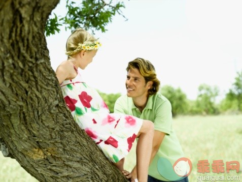 人,休闲装,连衣裙,度假,四分之三身长_79244036_Father and daughter in park_创意图片_Getty Images China