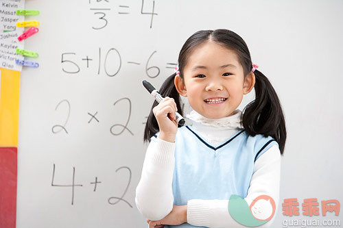 教育,小学生,教室,数学符号,小学_gic4386507_小学生做数学题_创意图片_Getty Images China