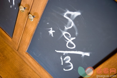 数学,加,除法,乘法,粉笔_gic7141604_Detail of chalkboard arithmetic._创意图片_Getty Images China