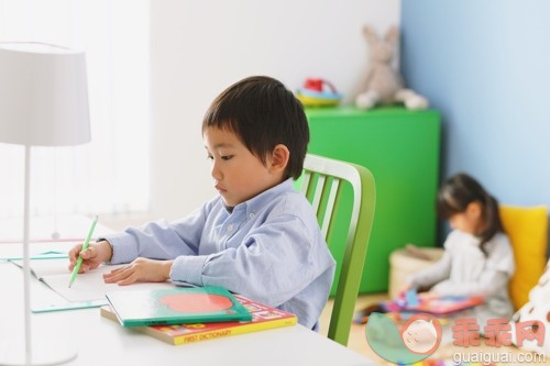 书,兄弟,姐妹,椅子,书桌_gic12719908_Elementary age boy doing his homework at his desk with his sister reading on the floor in the background_创意图片_Getty Images China