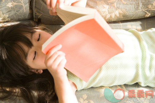 人,沙发,二件式睡衣,度假,室内_75285555_A girl reading on a couch_创意图片_Getty Images China