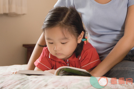 人,休闲装,床,教育,室内_83996562_Mid adult woman teaching her daughter_创意图片_Getty Images China