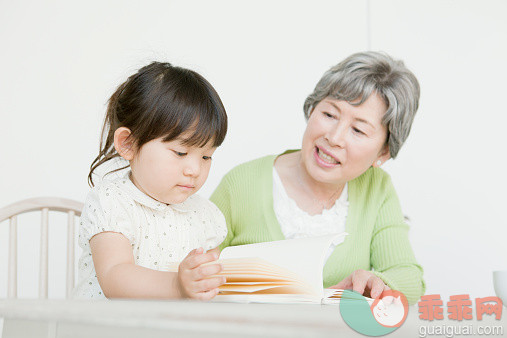 白色,人,椅子,桌子,室内_526300095_a senior woman and a girl reading a book_创意图片_Getty Images China