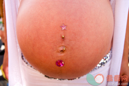 人,休闲装,珠宝,室内,中间部分_119259759_Pregnant belly with navel piercing and bindis_创意图片_Getty Images China