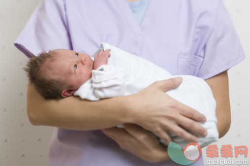 遗传研究,遗传修饰,健康保健,年龄对比,代沟_56959300_Mid section view of a female nurse carrying a newborn baby_创意图片_Getty Images China