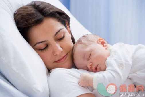 拉丁美洲文化,摄影,肖像,装饰物,家具_71554102_Mother sleeping with newborn baby in hospital_创意图片_Getty Images China